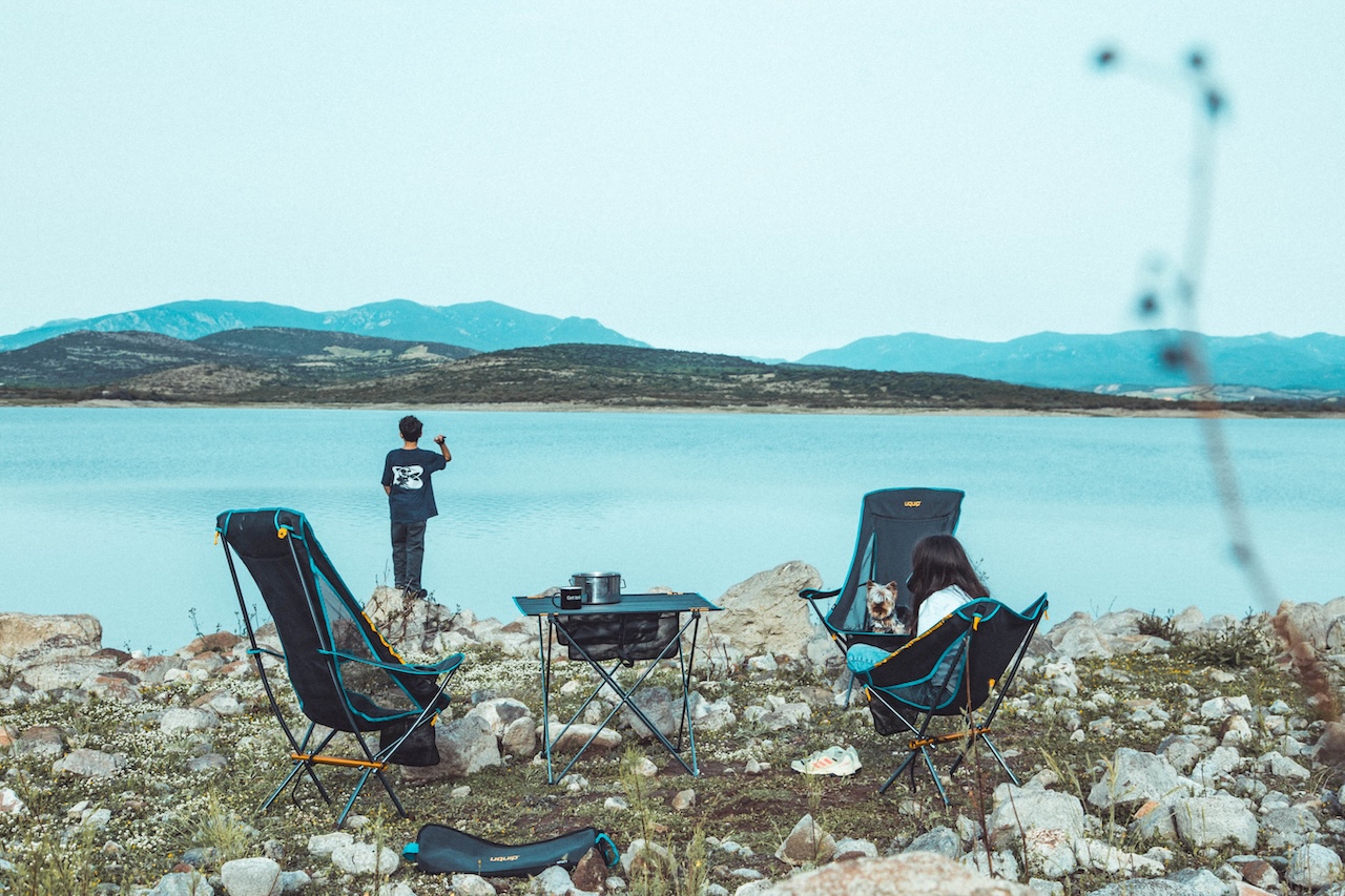 Campingmöbel kaufen bei uquip – Sandy Strandstuhl am See, faltbar und leicht
