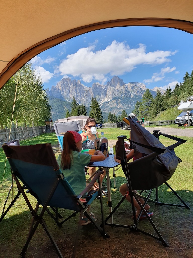 uquip Campingstühle und Strandzelt am See – perfekter Familientag beim Camping mit Kindern