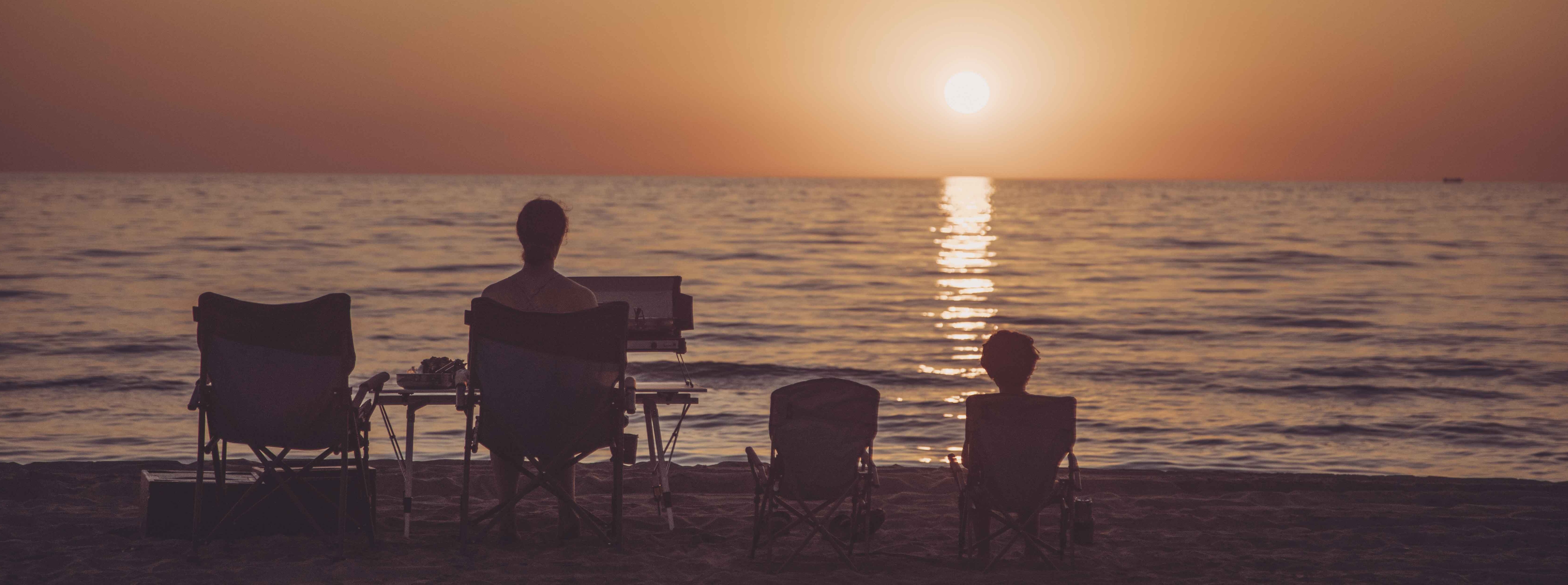 uquip Campingmöbel im Sonnenuntergang – Unique Equipment for Unique People