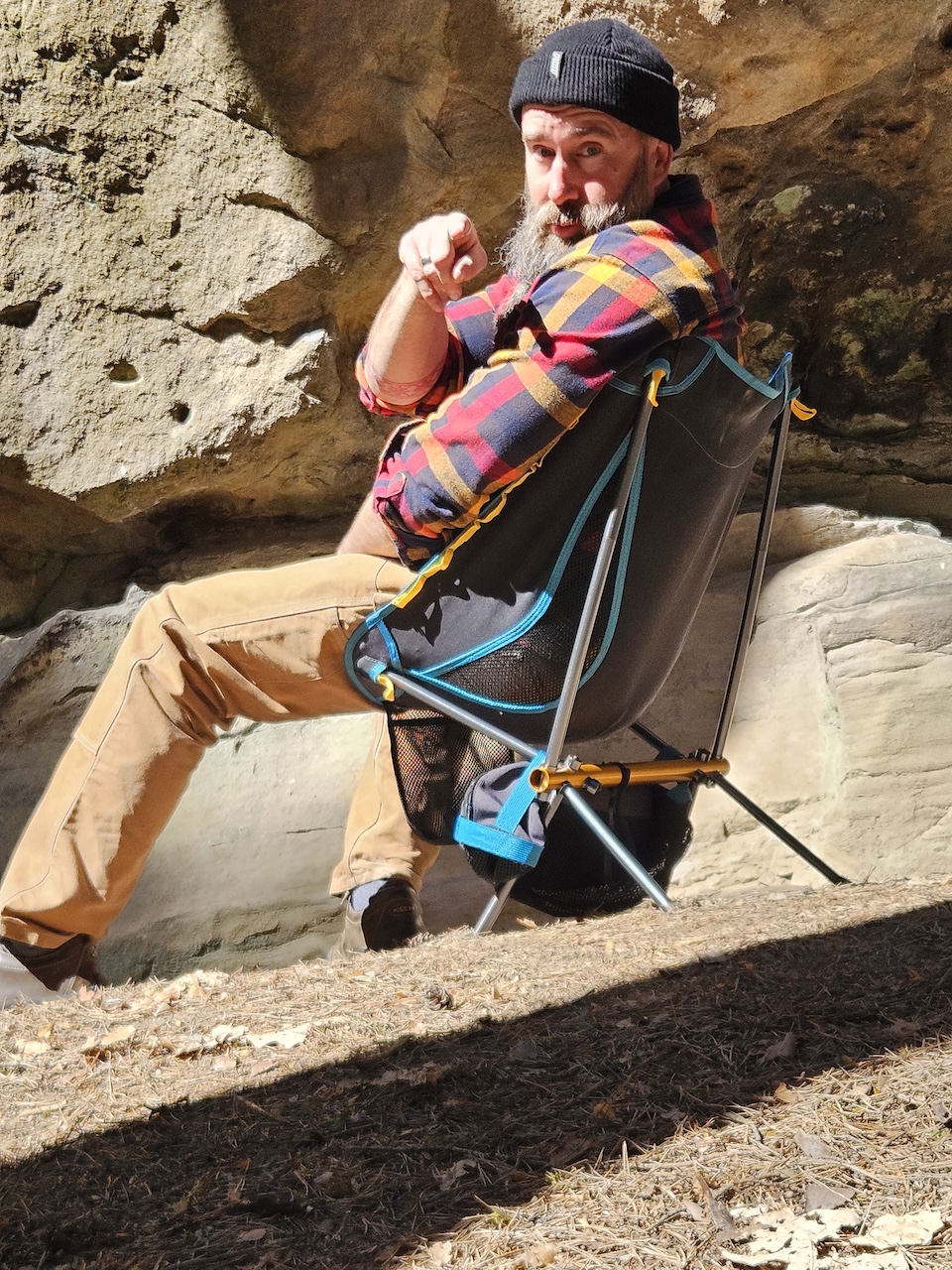 uquip Infinity – ultraleichter Campingstuhl auf Felsen