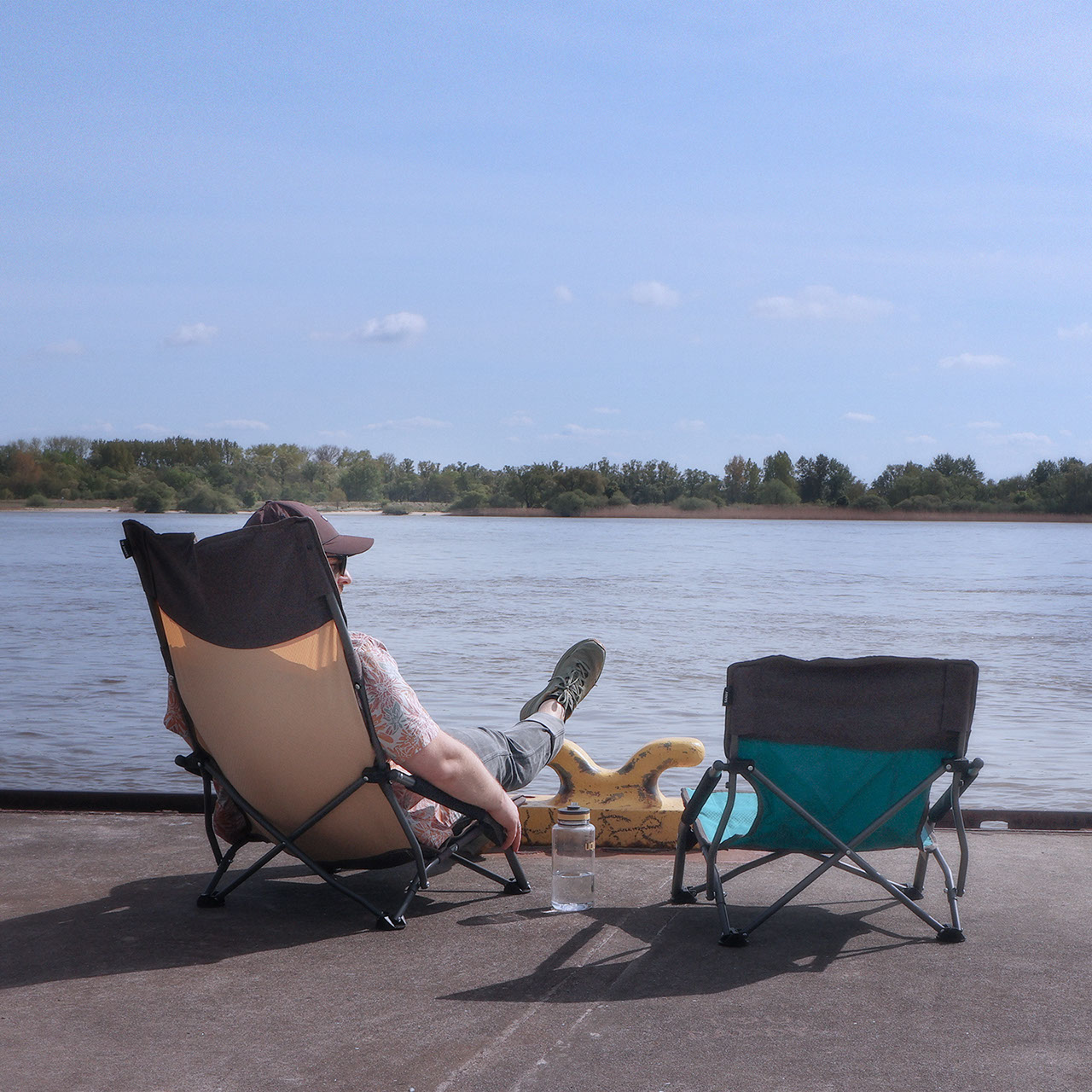 Bequemer Lounge-Campingstuhl Uquip Sandy am Strand im Einsatz