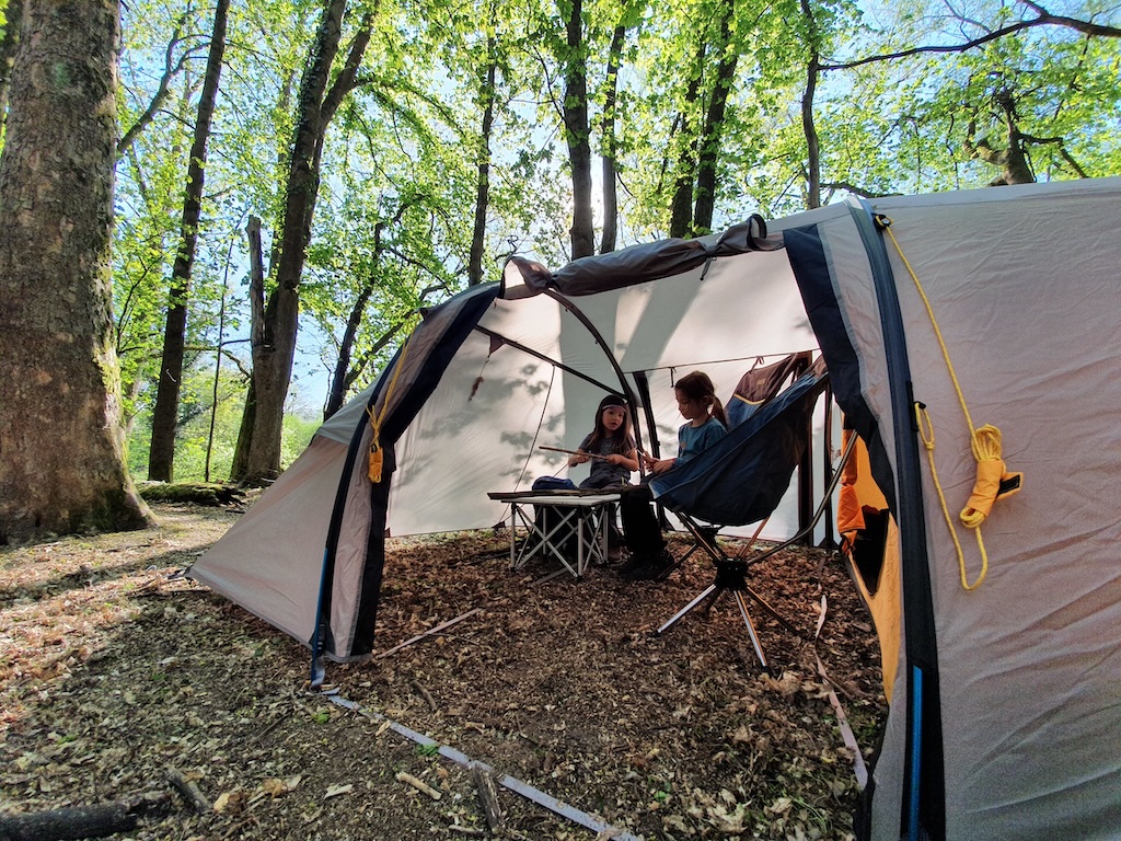 Entspannte Atmosphäre beim Familiencamping im Wald – Natur pur