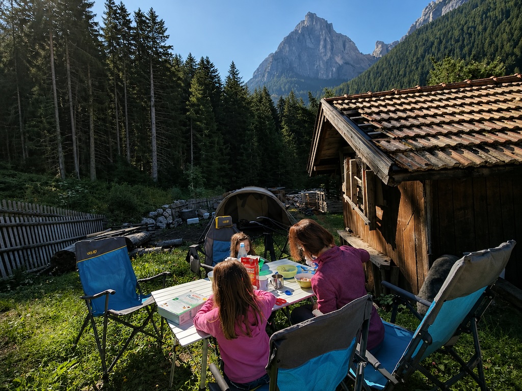 Familie beim Camping mit uquip Campingausrüstung für Kinder vor dem Zelt