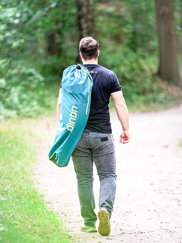 uquip CODY Moon Chair im Packsack – kompakt und einfach zu tragen