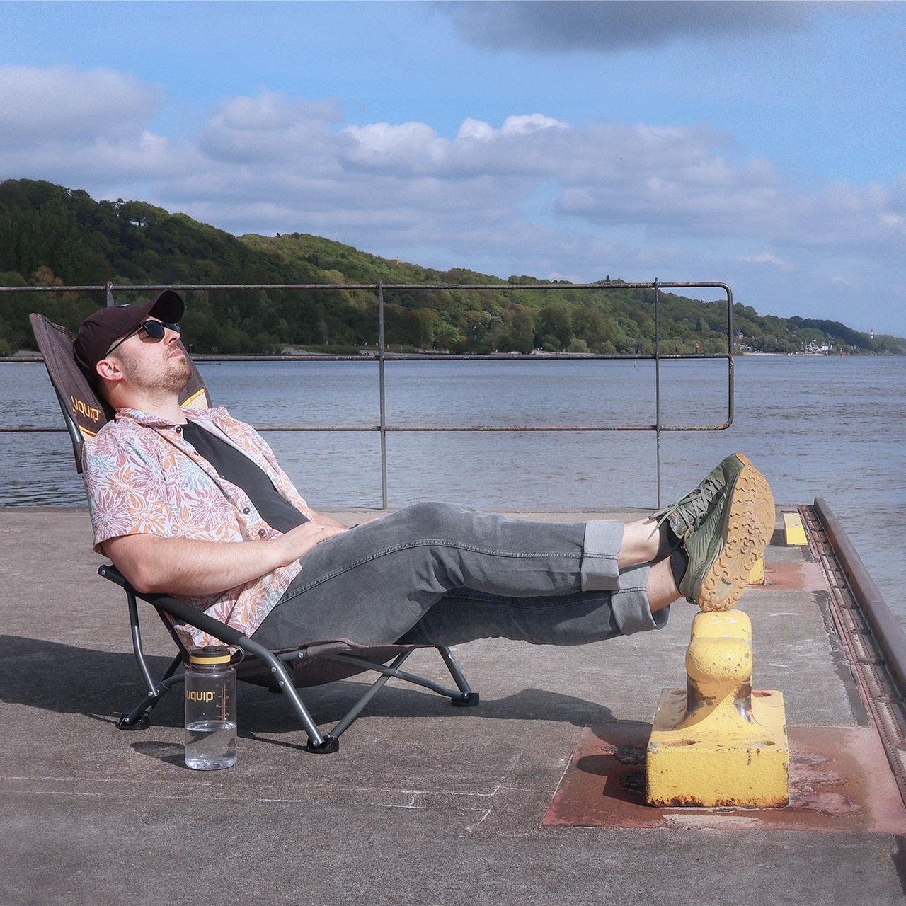 Bequemer Lounge-Campingstuhl Uquip Sandy am Strand im Einsatz