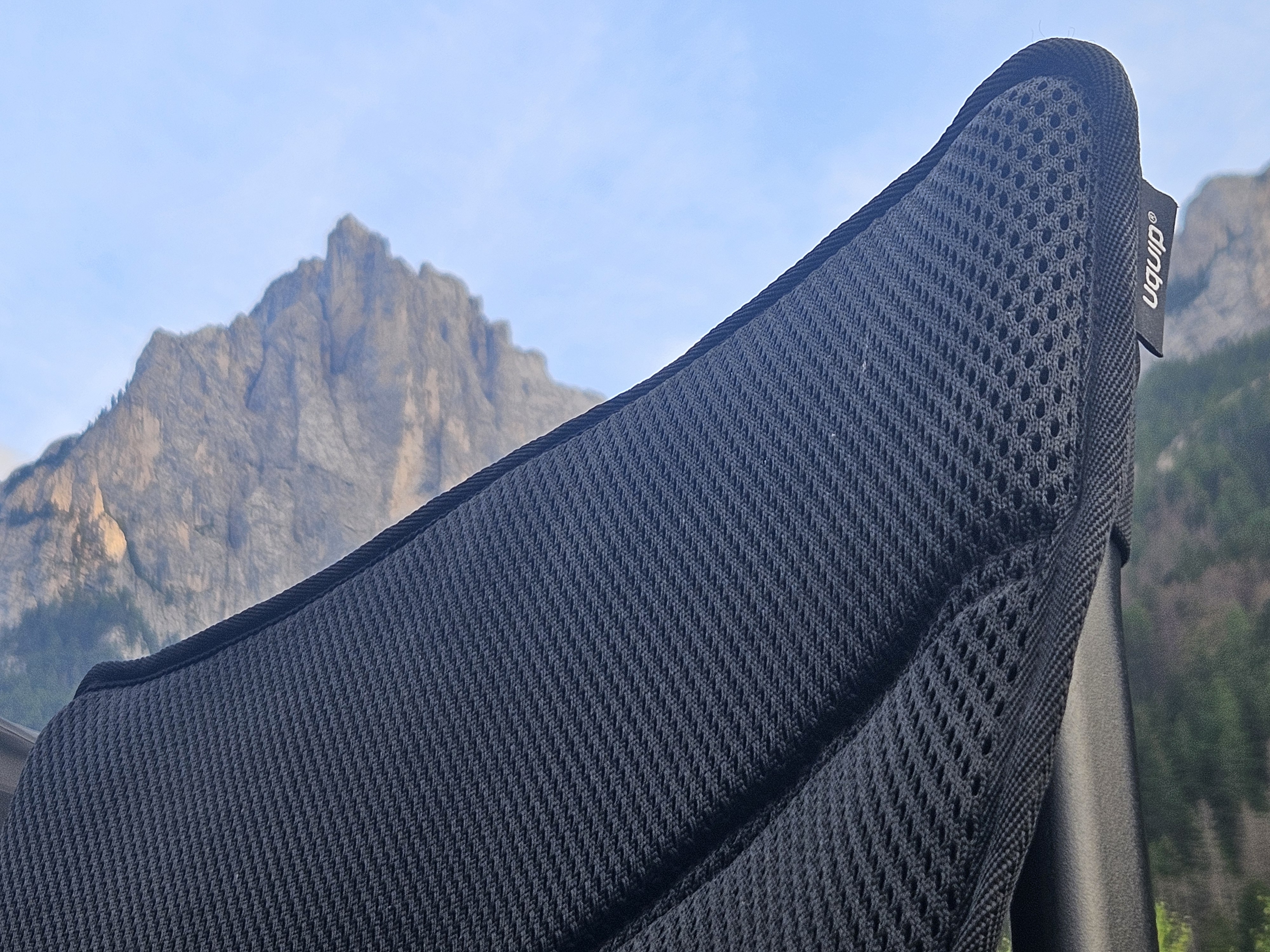 Air-Mesh-Rückenlehne eines uquip Komfort-Campingstuhls vor Bergkulisse