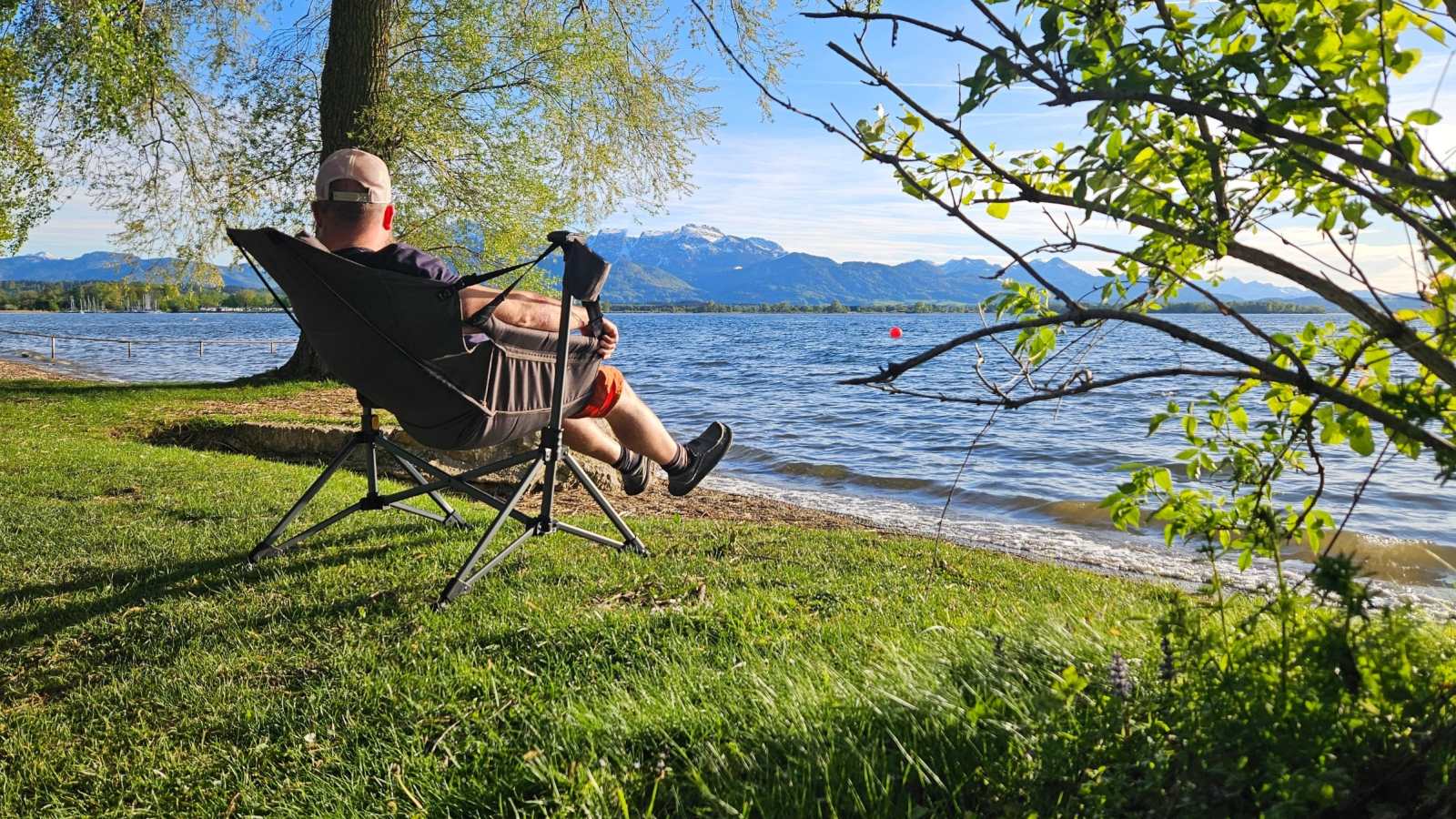 Entspannen im gepolsterten uquip Komfort-Campingstuhl am See mit Bergblick